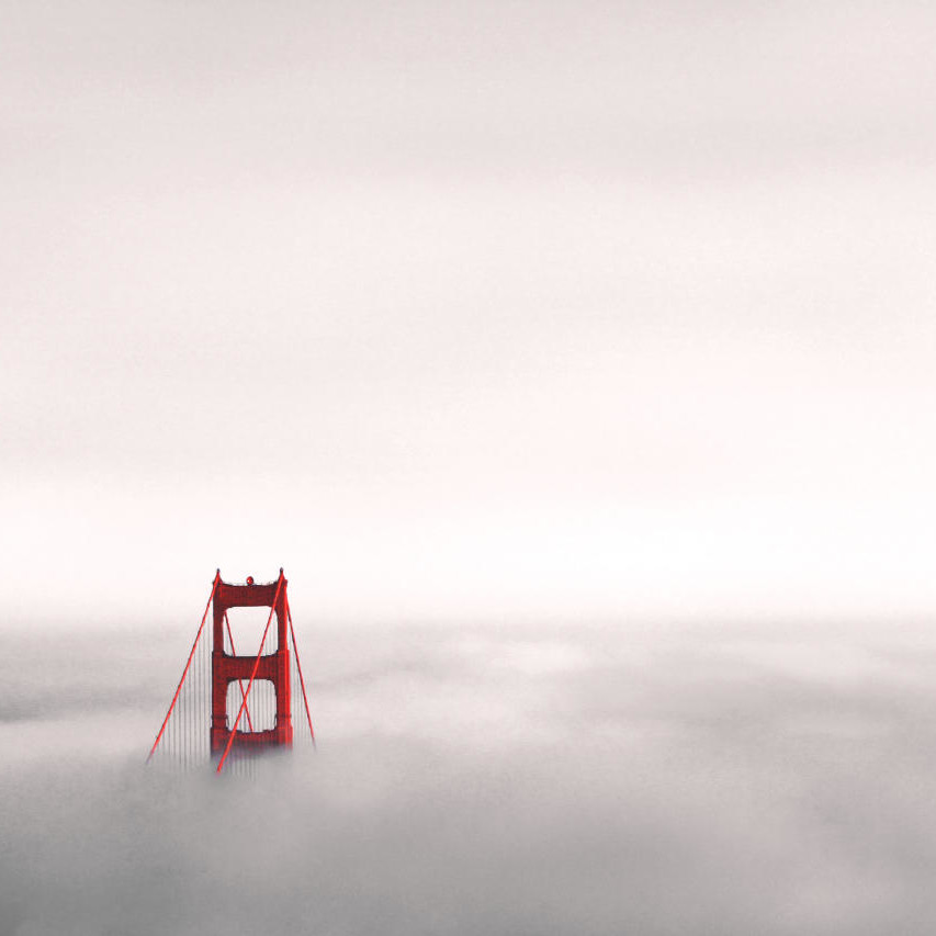 Die Golden Gate Bridge in den Wolken